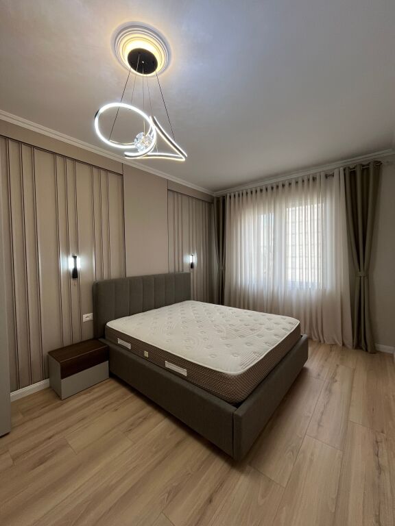 Shitet,Apartament 2+1+1 ,Unaza e Re , Prane bar Artistit