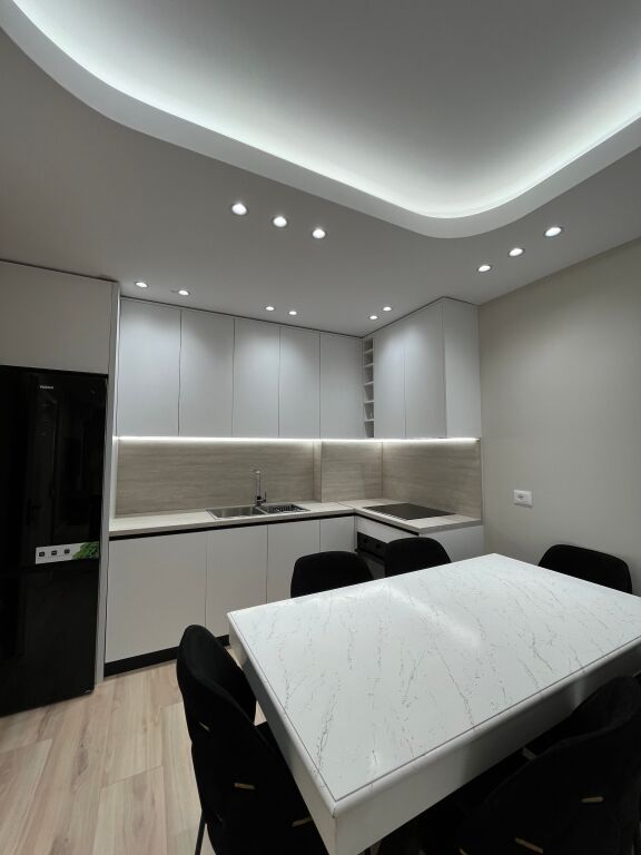 Shitet,Apartament 2+1+1 ,Unaza e Re , Prane bar Artistit