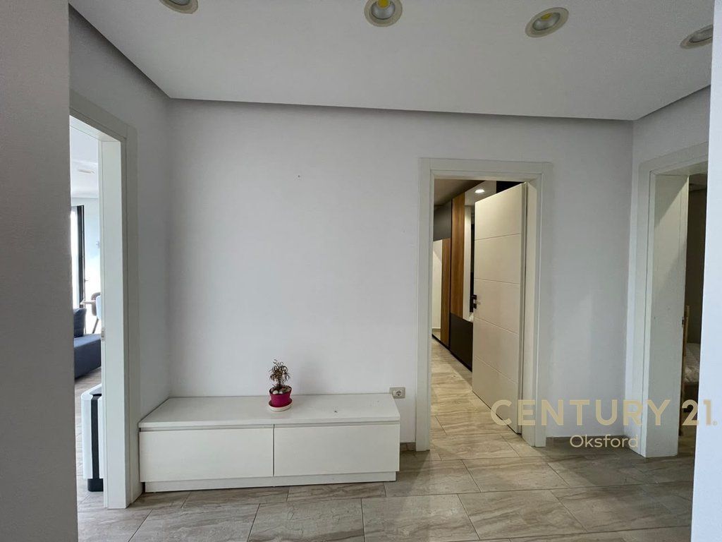 APARTAMENT ME QIRA 2+1+2 ME POST PARKIMI "LA PANORAMA LUXURY VILLA".