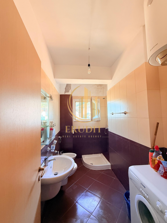 🌊 JEPET ME QIRA AFATGJATË – APARTAMENT ME PAMJE TOTALE NGA DETI | MARINA BAY, VLORË 🏖️