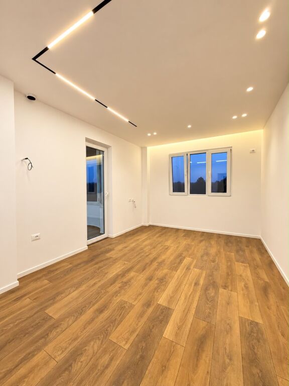 Shitet apartament 1+1 tek 21 Dhjetori
