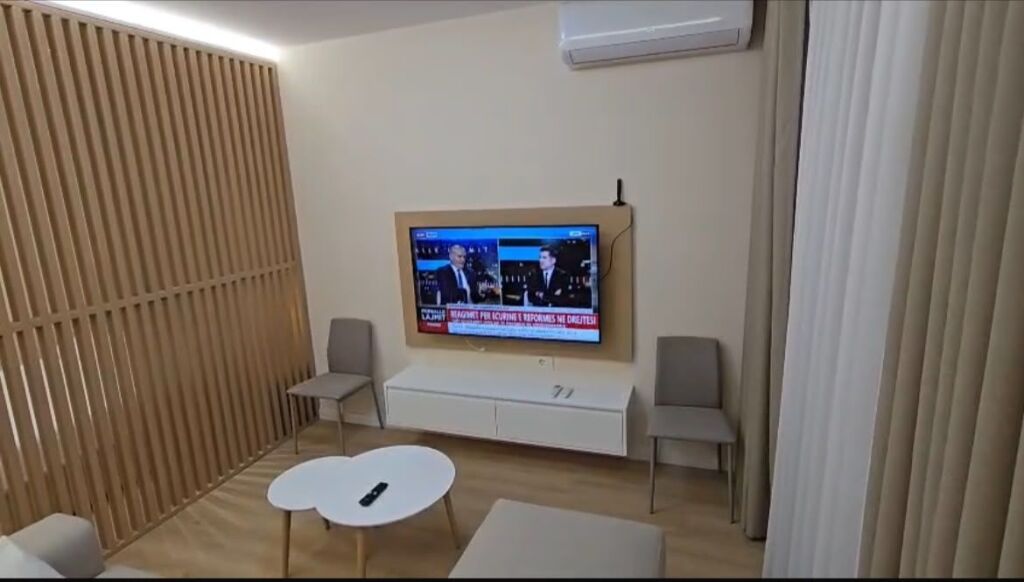 Jepet garsoniere +Post Parkimi me qira tek Rruga 5 Maji.