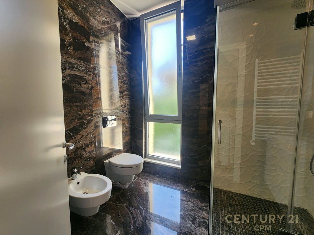 Duplex 3+3+1+PARCHEGGIO in Affitto vicino al Lago Secco, Tirana - 2000€ | 200 m²
