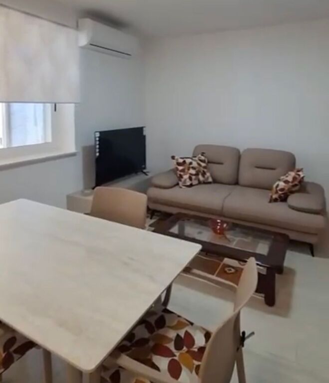 Apartament 2+1 me qira pas basades Amerikane