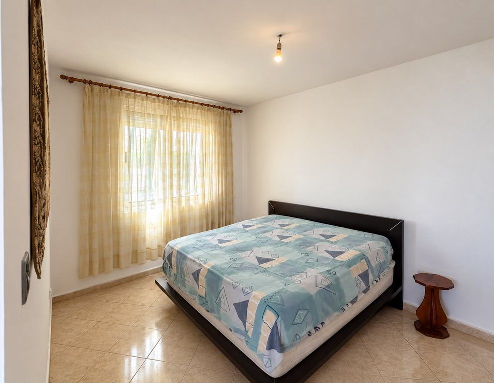 Shitet Godinë Banimi 2-Katëshe në Kombinat, Tiranë – Mundësi Ideale për Investim!