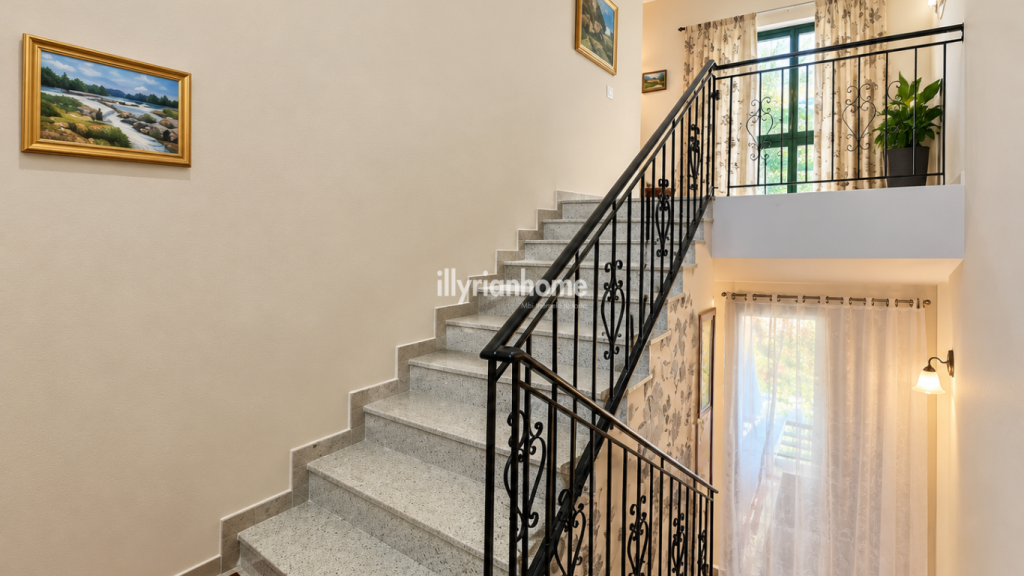 Esclusiva, casa a 2 piani in vendita sul mare con cortile privato – Investimento raro a Shkëmbi i Kavajës