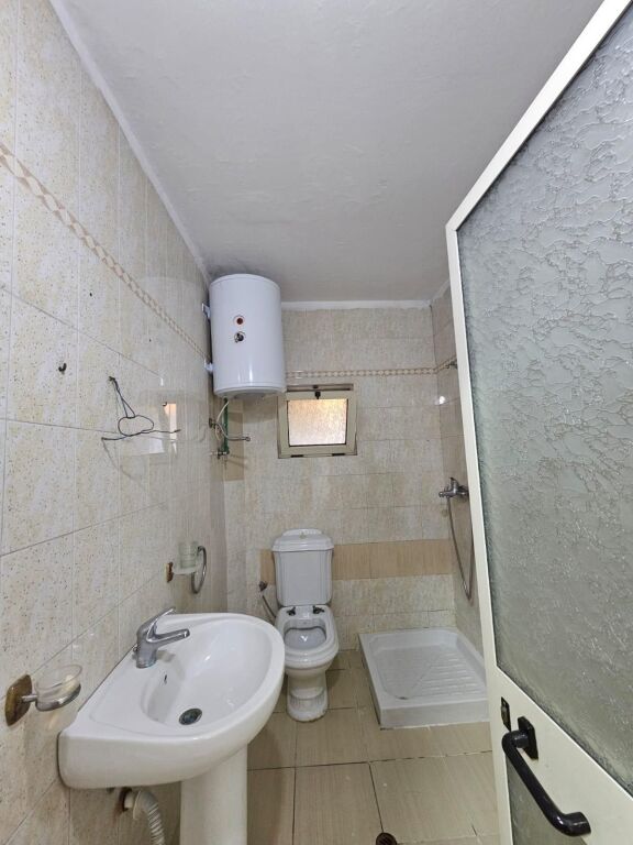 Tek Rruga Ndre Mjeda, Ish Parku, Shitet Apartament 2+1 Me Lokacion Perfekt