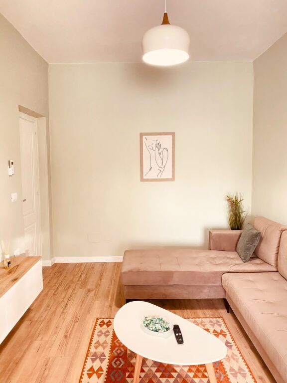 JEPET ME QIRA APARTAMENT 1+1 PRANE AMBSADA AMERIKANE