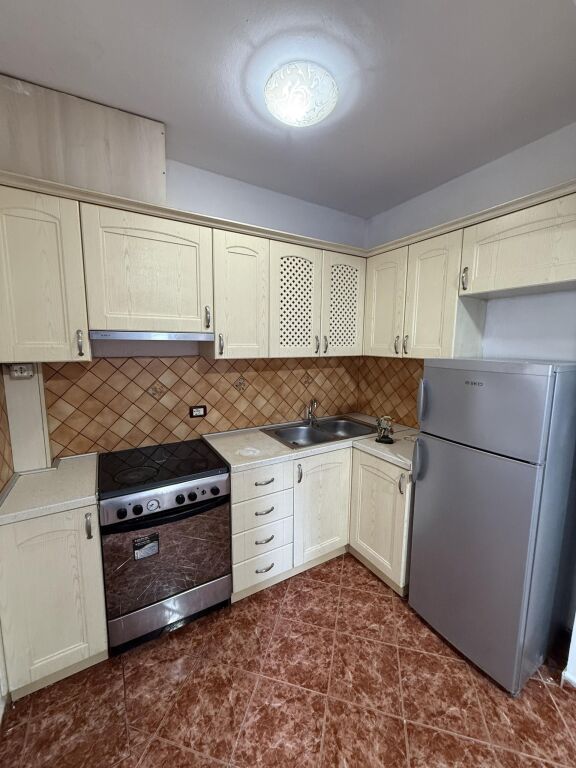 Tek Rruga Ndre Mjeda, Ish Parku, Shitet Apartament 2+1 Me Lokacion Perfekt