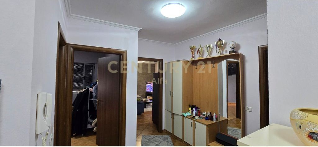 SHITET APARTAMENT 3+1 PËRBALLË DELIJORGJIT + 2 POSTE PARKIMI