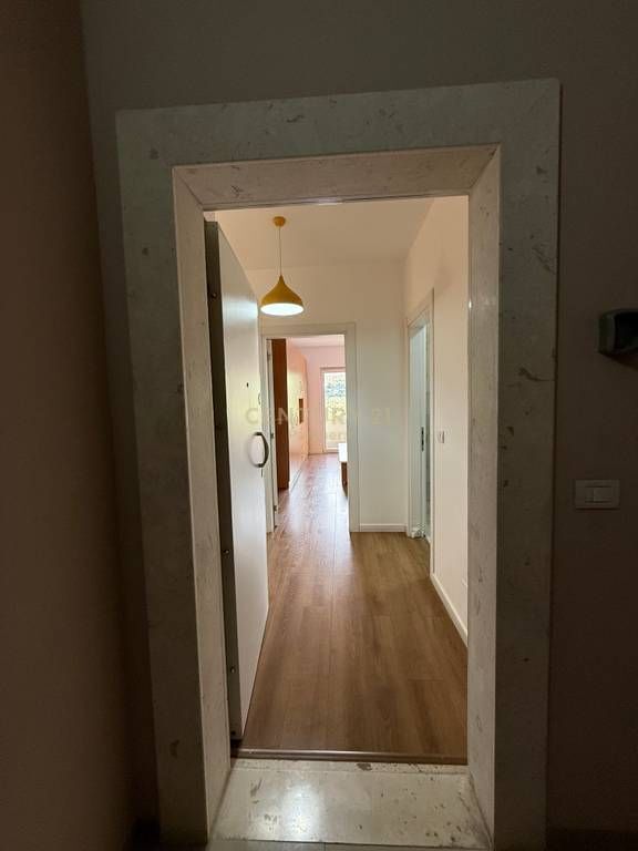 SHITET APARTAMENT 2+1 – ISH UZINA E TRAKTORIT, PRANË SHKOZËS !! 152,000 € 13,800,000 Lekë