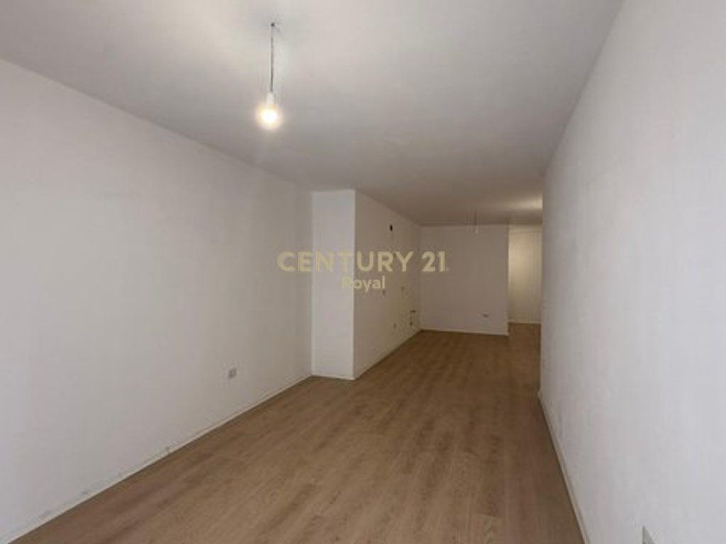 Shitet apartament 1+1 në Kombinat 120,000 €