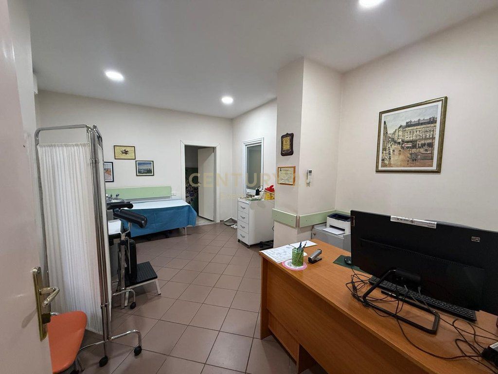 Locale commerciale premium in affitto (clinica medica completamente attrezzata) al Pazari i Ri