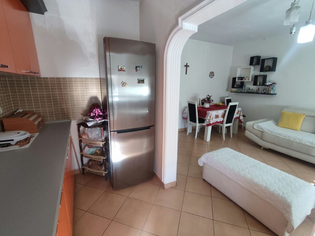 Shitet apartament 1+1 ne zonen e 21 Dhjetorit prane Kopshtit 26, Tirane. ID 5848.