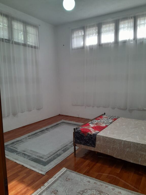 Qera | Shtëpi private 4 + 1 | Laprake | 800 €/muaj