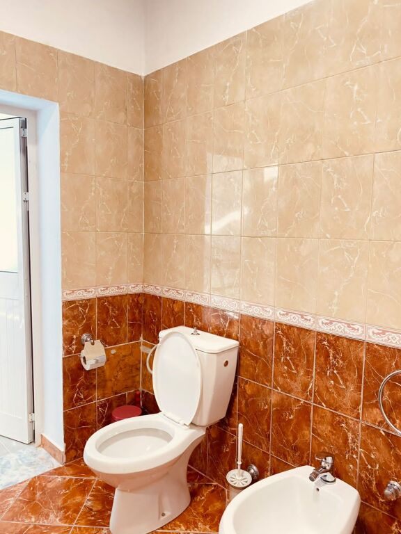 JEPET ME QIRA APARTAMENT 1+1 PRANE AMBSADA AMERIKANE
