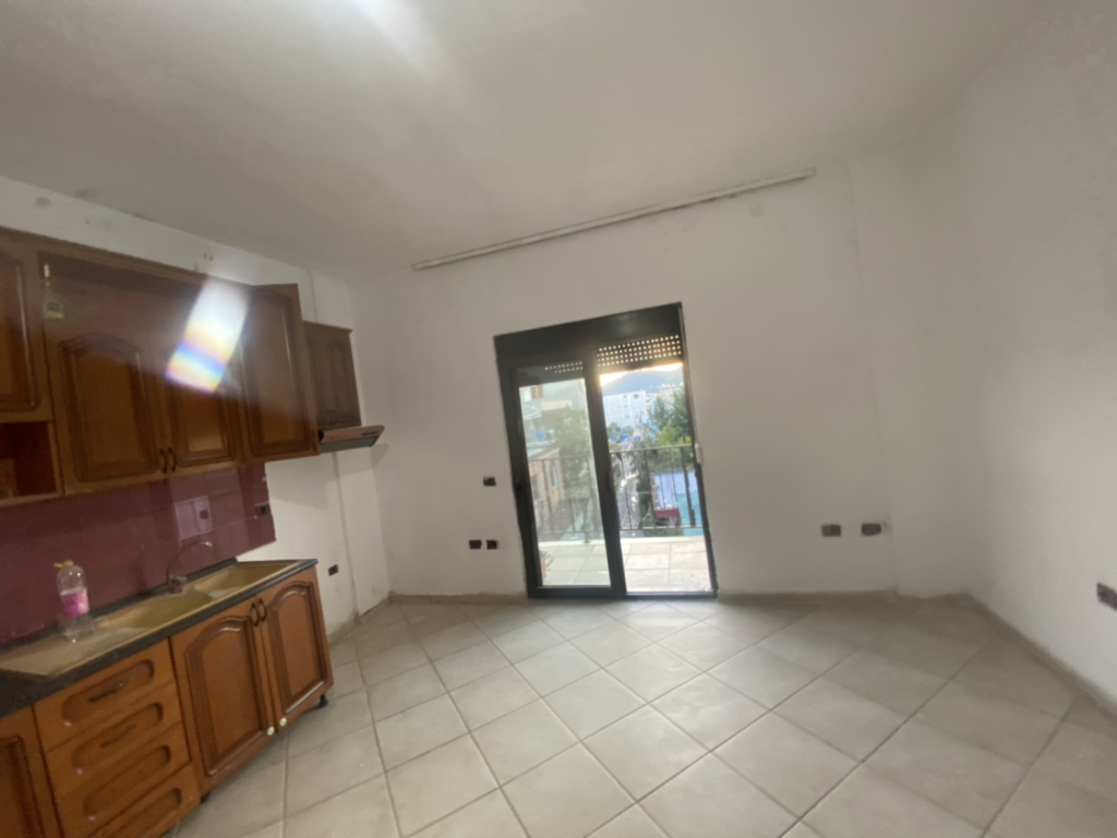 Apartament 1+1 per qera Kombinat
