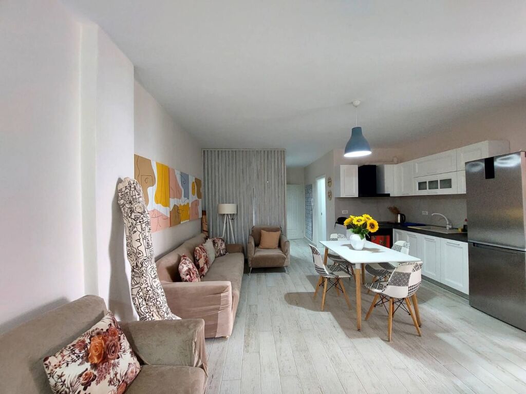 Apartament 2+1 me Qera Afatgjate - Restorant Tradicional Varka, Plazhi i Vjeter, Vlore