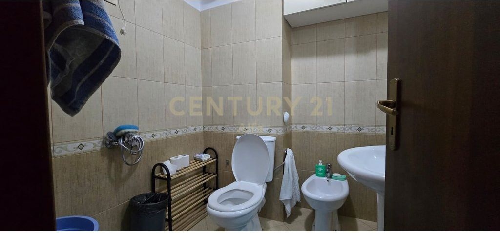 SHITET APARTAMENT 3+1 PËRBALLË DELIJORGJIT + 2 POSTE PARKIMI