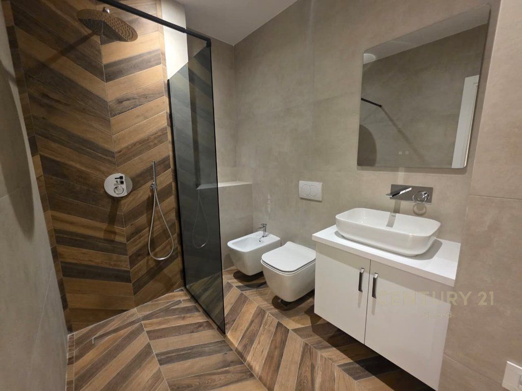2+1+2 Apartment for Rent with parking space near Harry Fultz school!