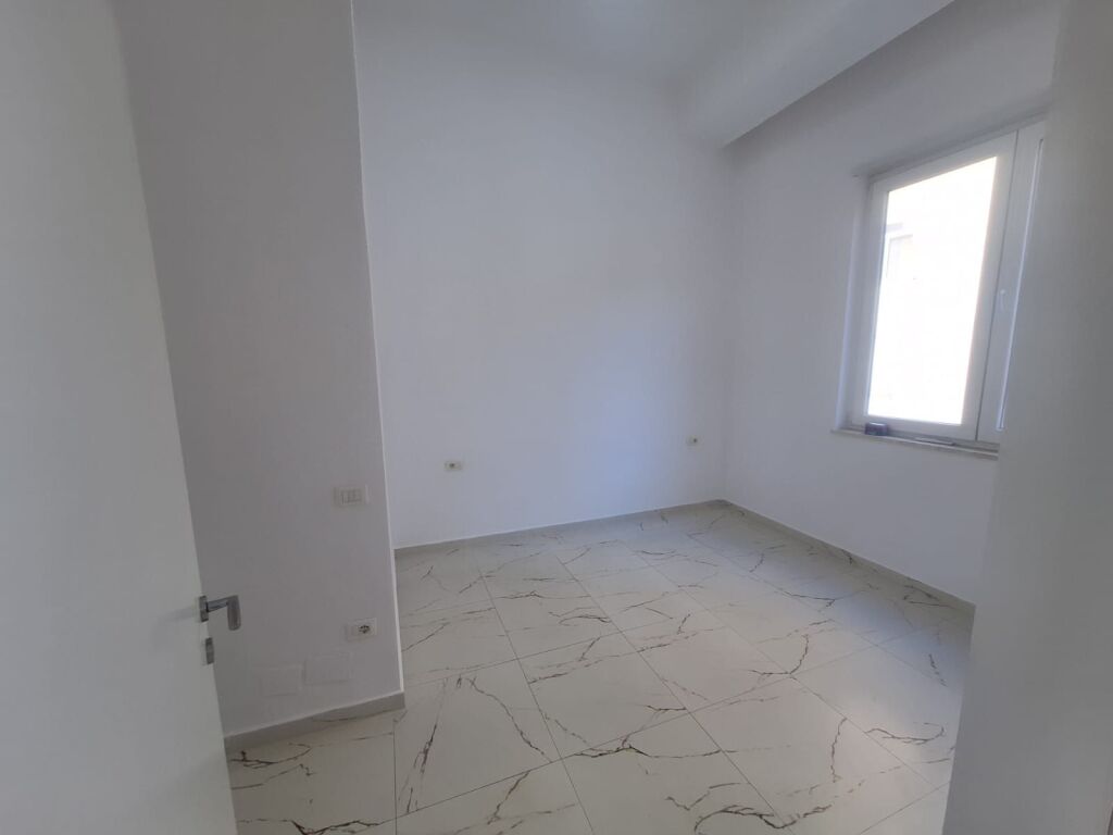 Jepet Apartament 2+1 me Qira në Rrugën Mine Peza. Kafe Flora