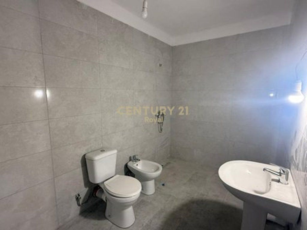 Shitet apartament 1+1 në Kombinat 120,000 €
