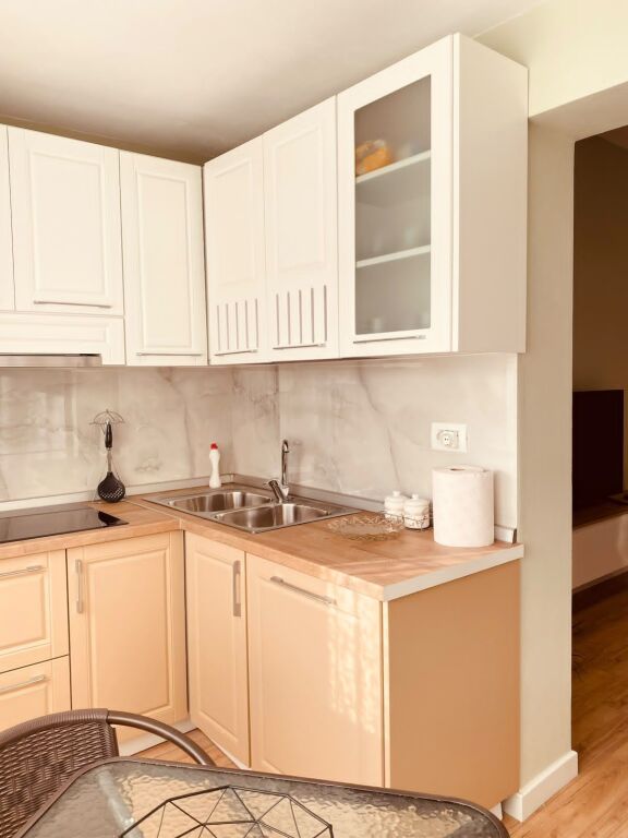 JEPET ME QIRA APARTAMENT 1+1 PRANE AMBSADA AMERIKANE