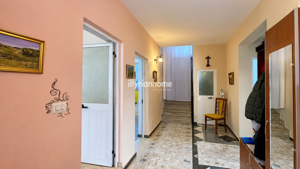 Esclusiva, casa a 2 piani in vendita sul mare con cortile privato – Investimento raro a Shkëmbi i Kavajës