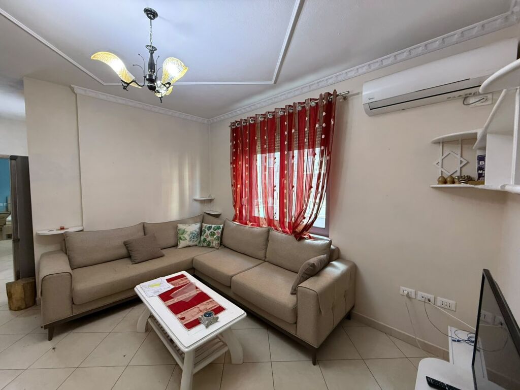 Jepet apartament 2+1+Verande me qira tek Zogu i Zi , prane Ring Center .