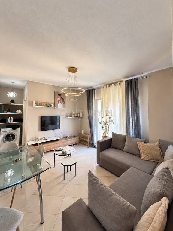 Shitet Apartamente 1+1 me dy Ballkone Tek Koloseu 📌Shkembi i Kavajes 80,000💶