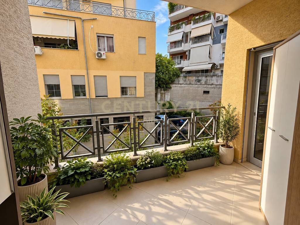 IN AFFITTO, APPARTAMENTO 2+1+2 CON VISTA PANORAMICA SUL LAGO &amp; GIARDINO ZOOLOGICO (VISTA MONTAGNA) 770 € /Mese 70,000 Lekë /Mese