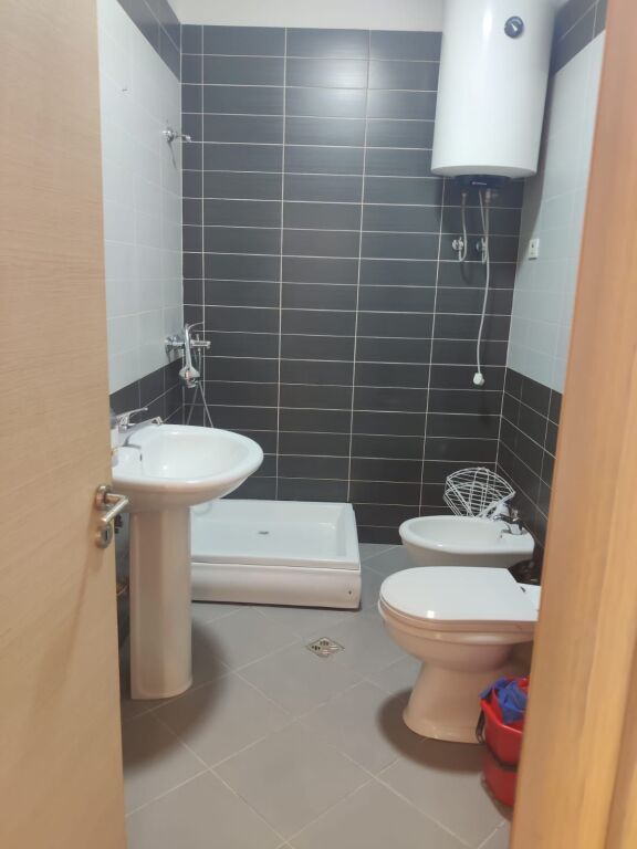 21-Dhjetori, 2+1 apartment for rent (empty for residential use or offices)