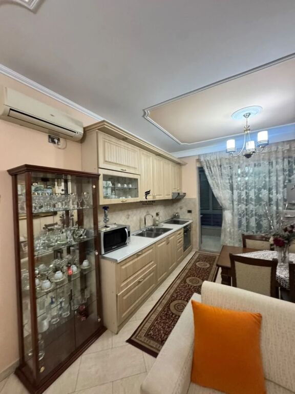 APARTAMENT ME QERA 2+1 ZOGU I ZI 70.000 LEKE FH-99561