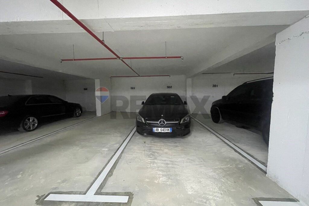 Post parkimi ne shitje tek rezidenca E88, buze rruges Dritan Hoxha!
