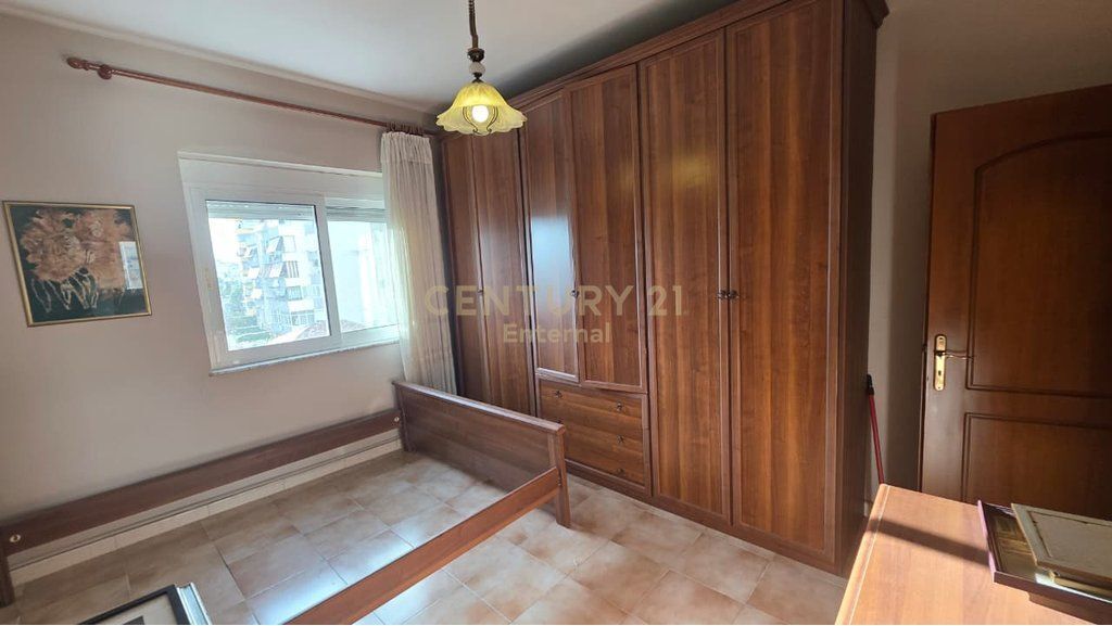 Shitet Apartament 2+1 ne Rrugen Fortuzi