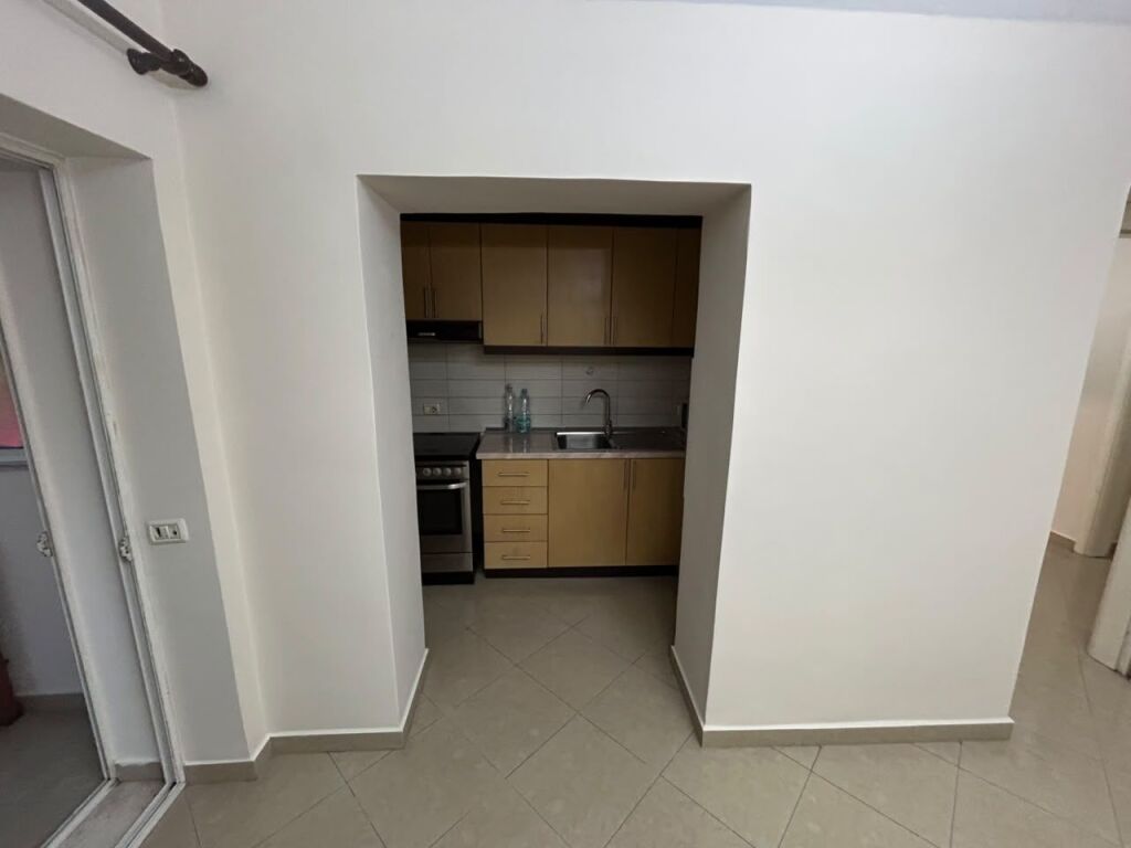 Vicino al Palazzo con le frecce, si affitta un appartamento 2+1 parzialmente arredato.