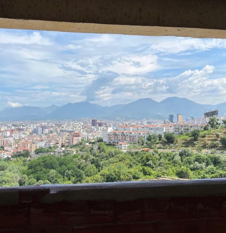 SHITET APARTAMENT 3+1+2 ME VERANDË – KODRA E DIELLIT 2 LINDJE