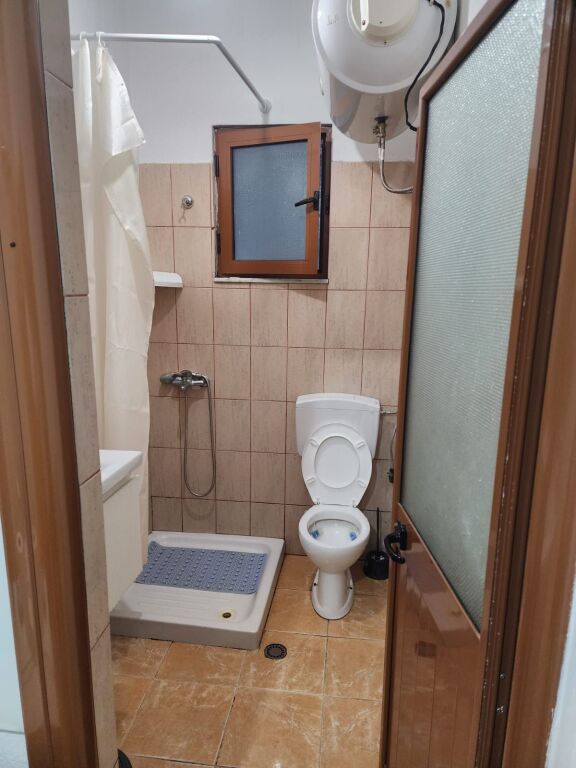 JEPET ME QIRA  GARSONIERE PRANE  QYTETIT STUDENTI DHE FAKULTETIT EKONOMIK  📍 Pozicion shumë i favorshëm, pranë Qytetit Studenti dhe Fakultetit Ekonomik, me akses të shpejtë në shërbime dhe transport.