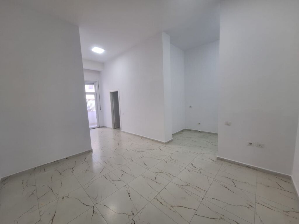 Jepet Apartament 2+1 me Qira në Rrugën Mine Peza. Kafe Flora