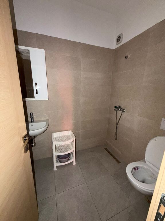 2+1+2 apartment for rent at Farmacia 10, Arlis, price 700 euros
