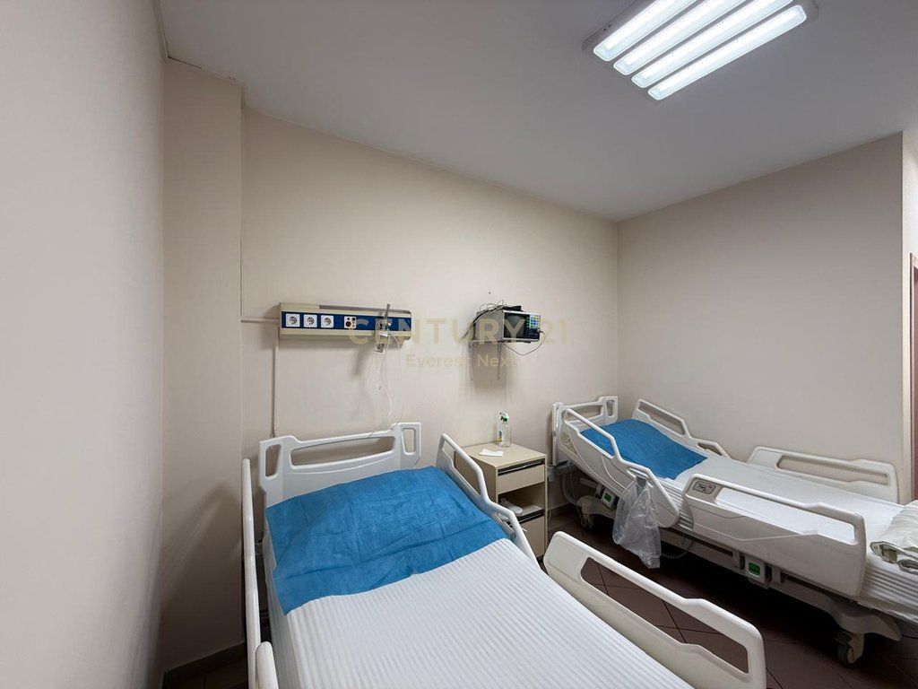 Locale commerciale premium in affitto (clinica medica completamente attrezzata) al Pazari i Ri
