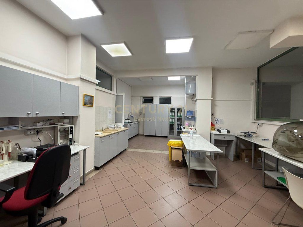 Locale commerciale premium in affitto (clinica medica completamente attrezzata) al Pazari i Ri