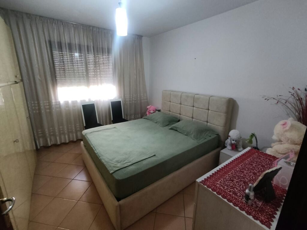 Shitet apartament 1+1 ne zonen e 21 Dhjetorit prane Kopshtit 26, Tirane. ID 5848.