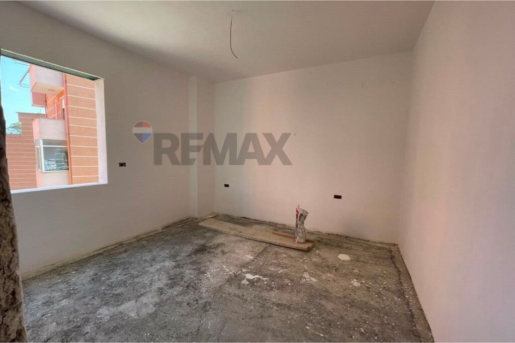 Apartament 2+1 per shitje prane Kopshtit Botanik!