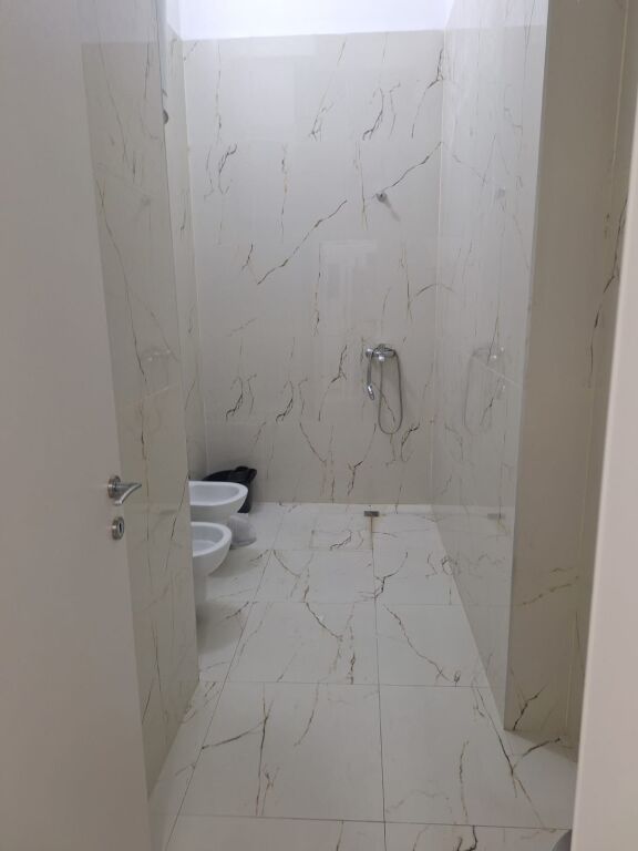 Jepet Apartament 2+1 me Qira në Rrugën Mine Peza. Kafe Flora