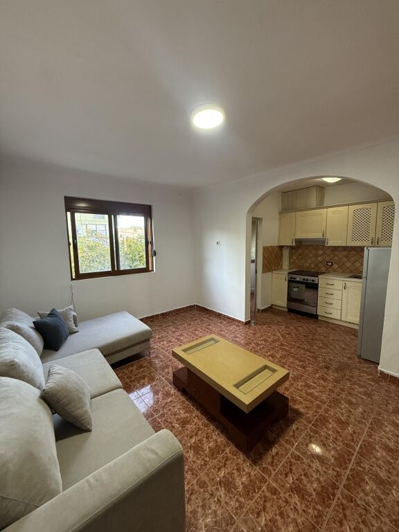 Tek Rruga Ndre Mjeda, Ish Parku, Shitet Apartament 2+1 Me Lokacion Perfekt