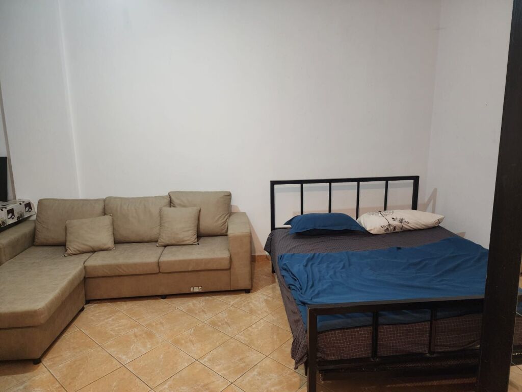 JEPET ME QIRA  GARSONIERE PRANE  QYTETIT STUDENTI DHE FAKULTETIT EKONOMIK  📍 Pozicion shumë i favorshëm, pranë Qytetit Studenti dhe Fakultetit Ekonomik, me akses të shpejtë në shërbime dhe transport.
