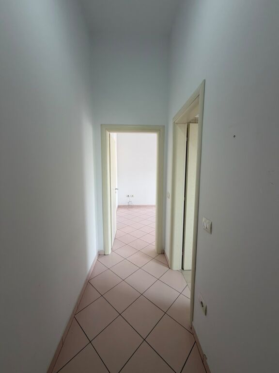 SHITET APARTAMENT 1+1 tek PROKURORIA, rr. Haxhi Hysen Dalliu, Tirane.