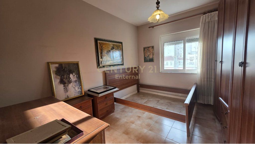 Shitet Apartament 2+1 ne Rrugen Fortuzi