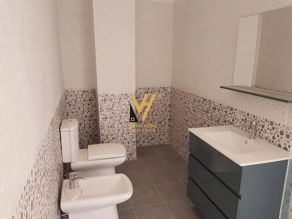 JEPET APARTAMENT 3+1+3+3 BLK ME QERA TE RRUGA PETI 1.000 EURO